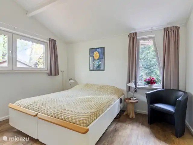 el martín pescador en Países Bajos, Güeldres, Winterswijk - bungaló EL espacio del dormitorio principal. Seguido del amplio baño, apto para discapacitados