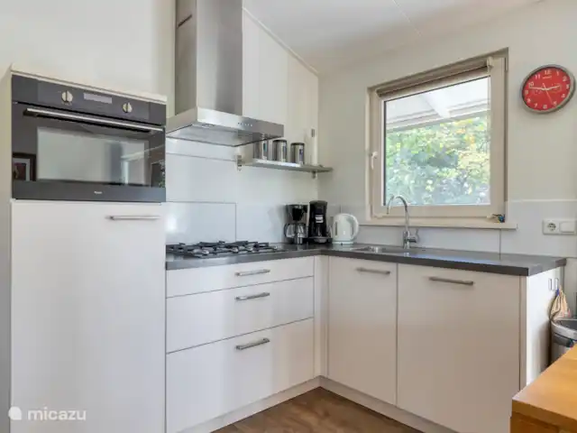 el martín pescador en Países Bajos, Güeldres, Winterswijk - bungaló La cocina totalmente equipada. lavavajillas, senseoapp. horno combinado, nevera con congelador, airfreyer