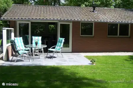 Vakantiehuis Nederland, Gelderland, Winterswijk bungalow De IJsvogel Tuinterras