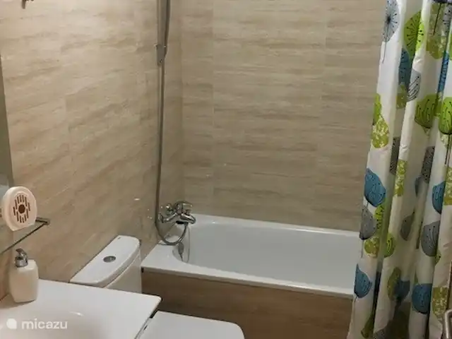 Auguste | Espagne, Costa Dorada, Cambrils - penthouse Première salle de bain avec baignoire.