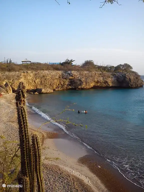 Playa Jeremi se compose en partie de sable, en partie de roche volcanique.