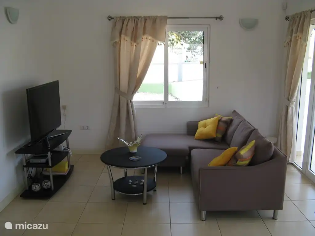 Le salon du Kibrahacha A28 avec TV écran plat, Internet (Wifi) et téléphone prépayé.