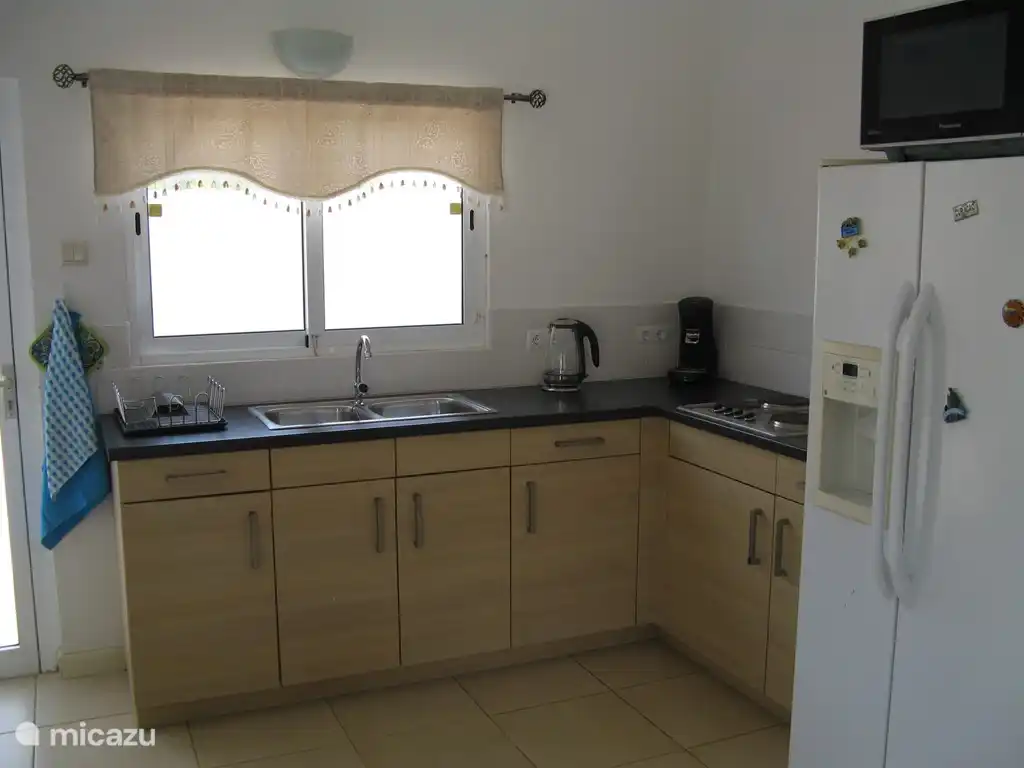 Cuisine ouverte entièrement équipée.