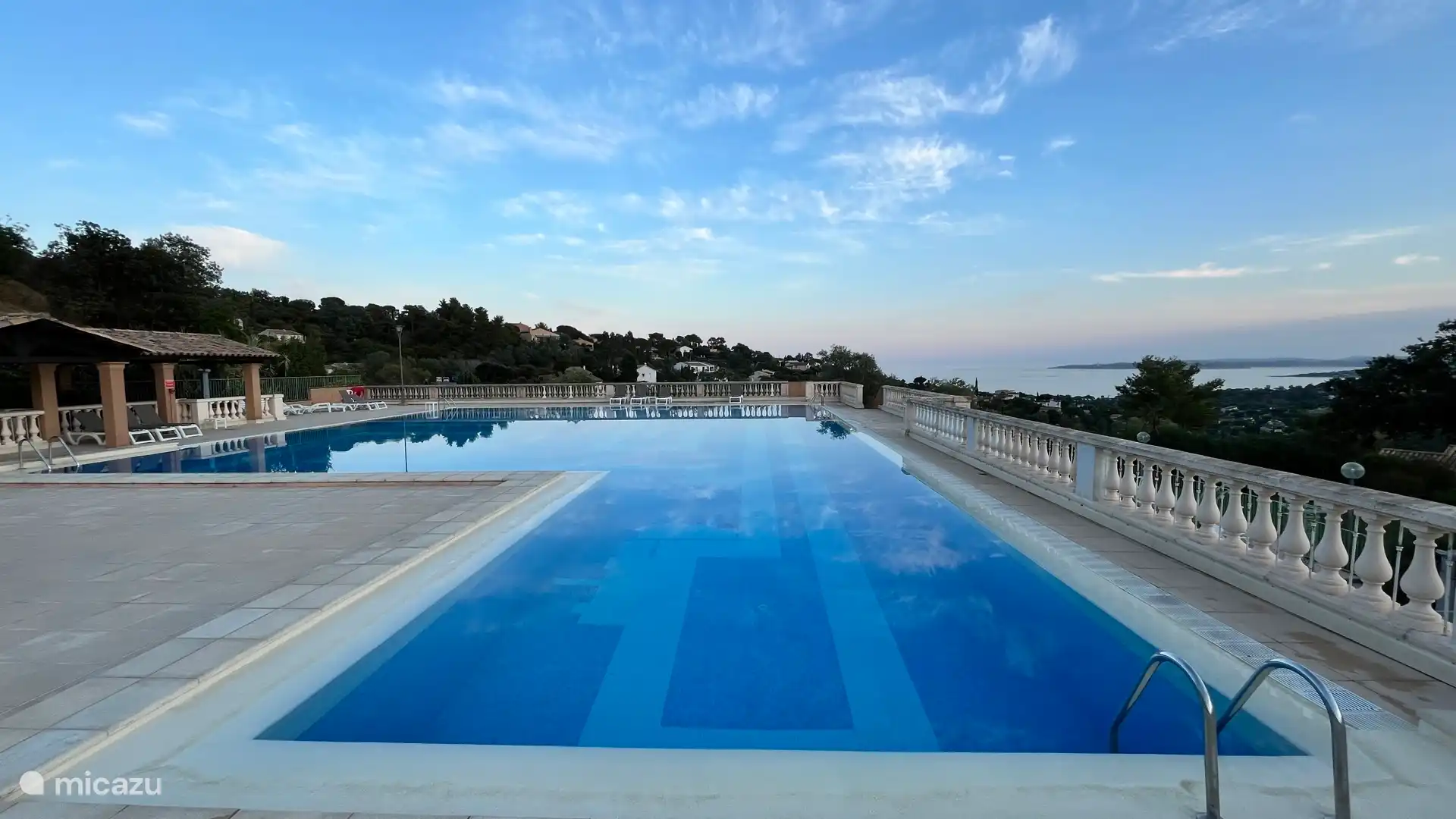 Piscina por la tarde