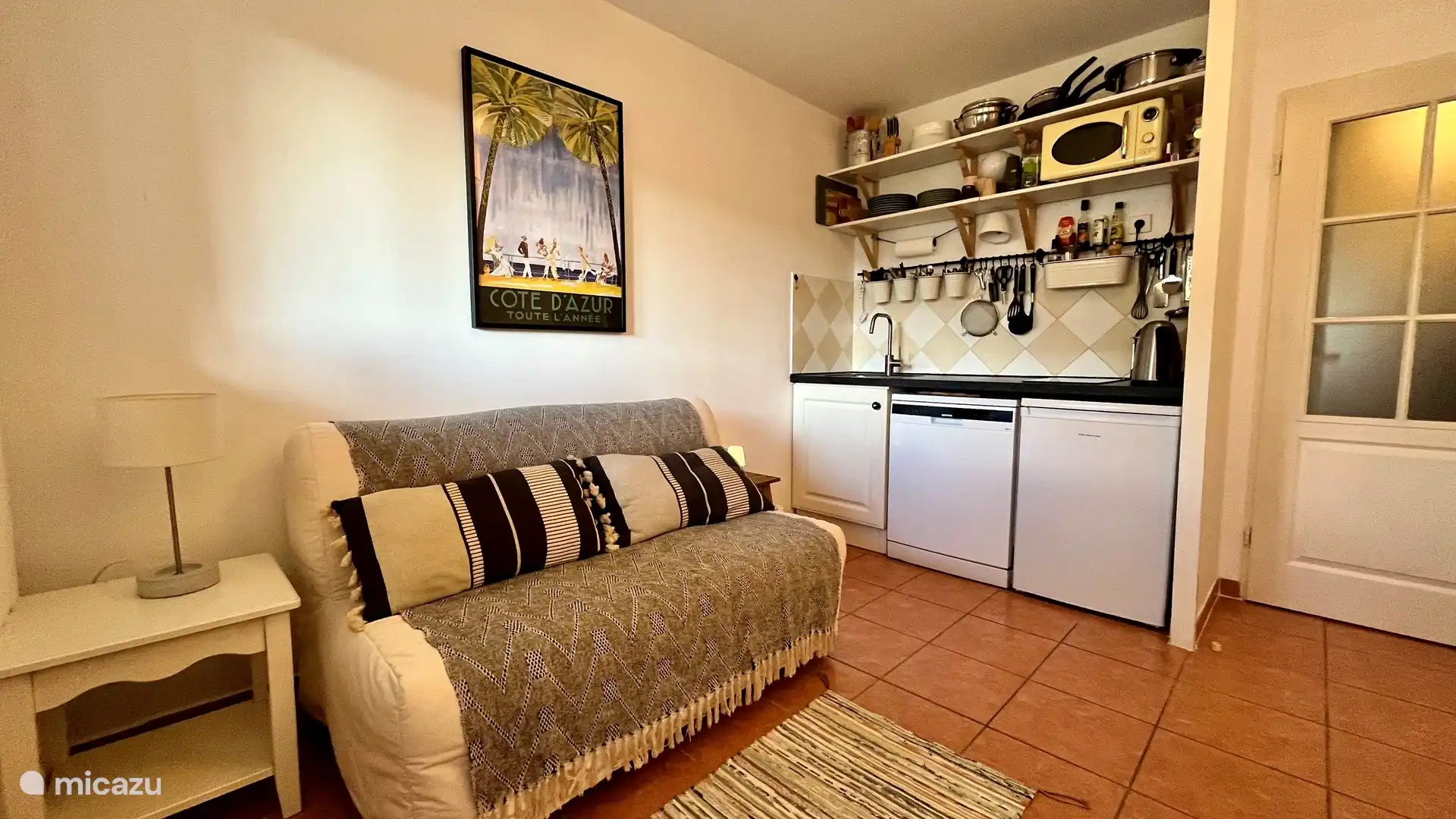 Wohnzimmer mit Schlafsofa und Küche