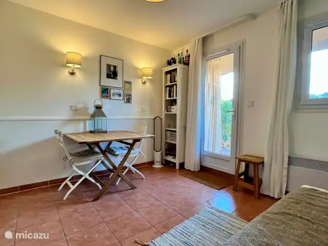 studio en Francia, Costa Azul, Les Issambres – Corniche de estudio Sala de estar con mesa de comedor
