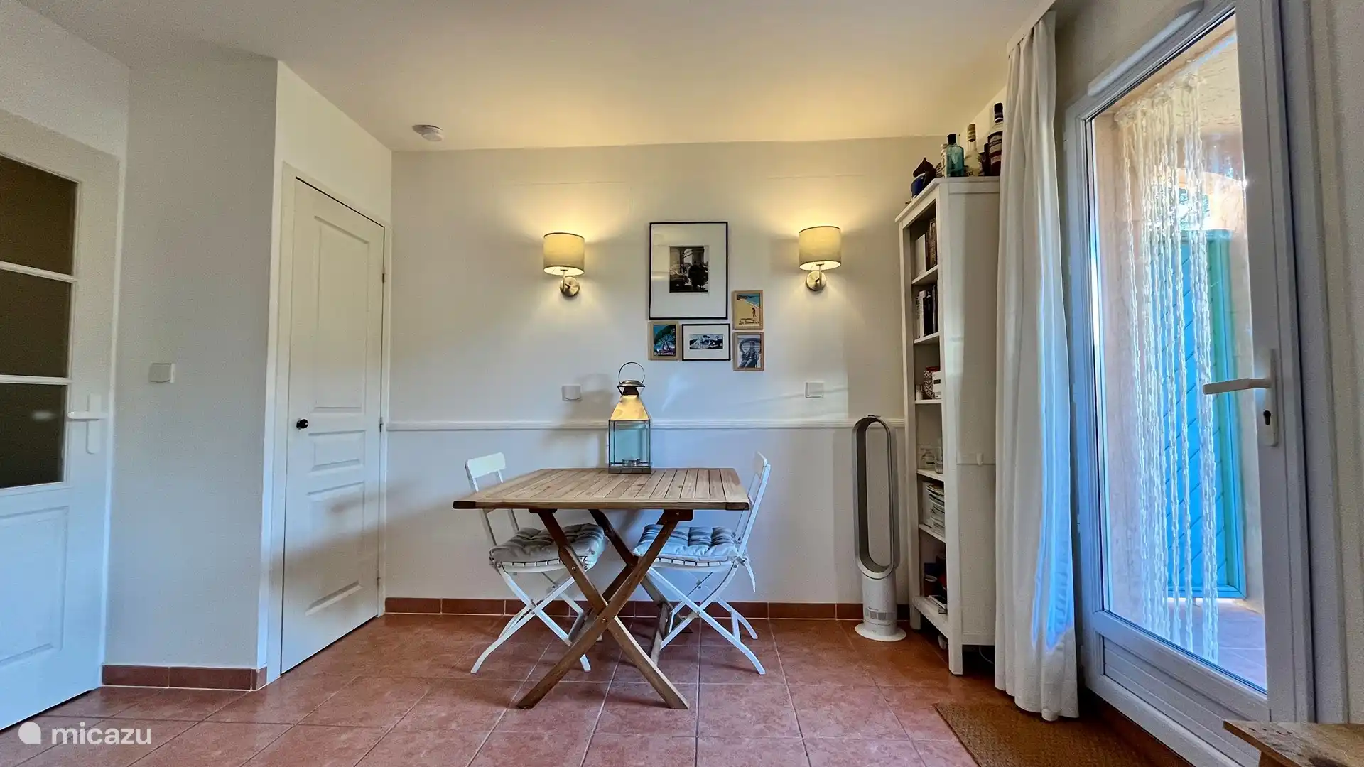 Esstisch vom Sofa aus gesehen