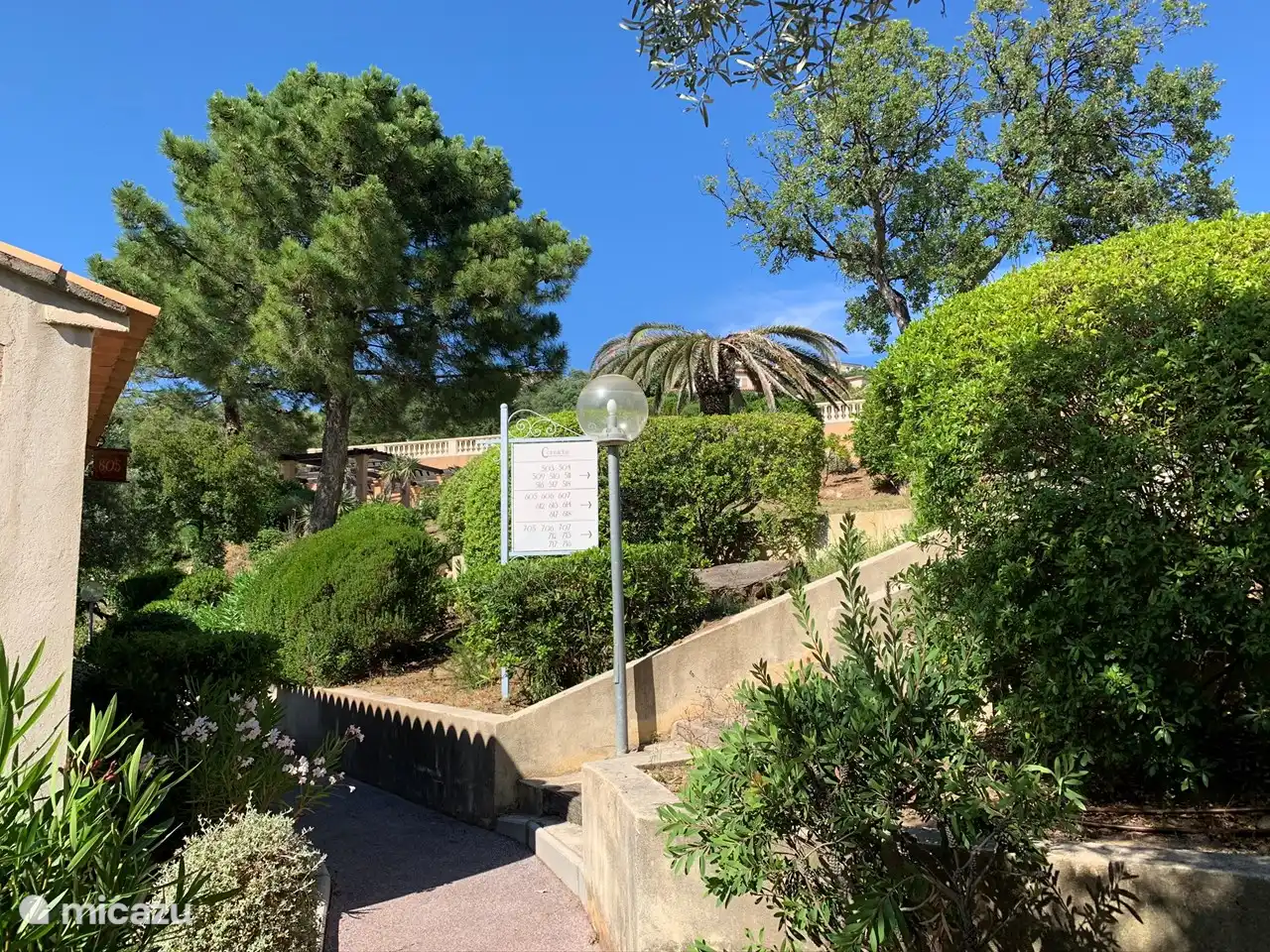 Weg zum Gemeinschaftspool