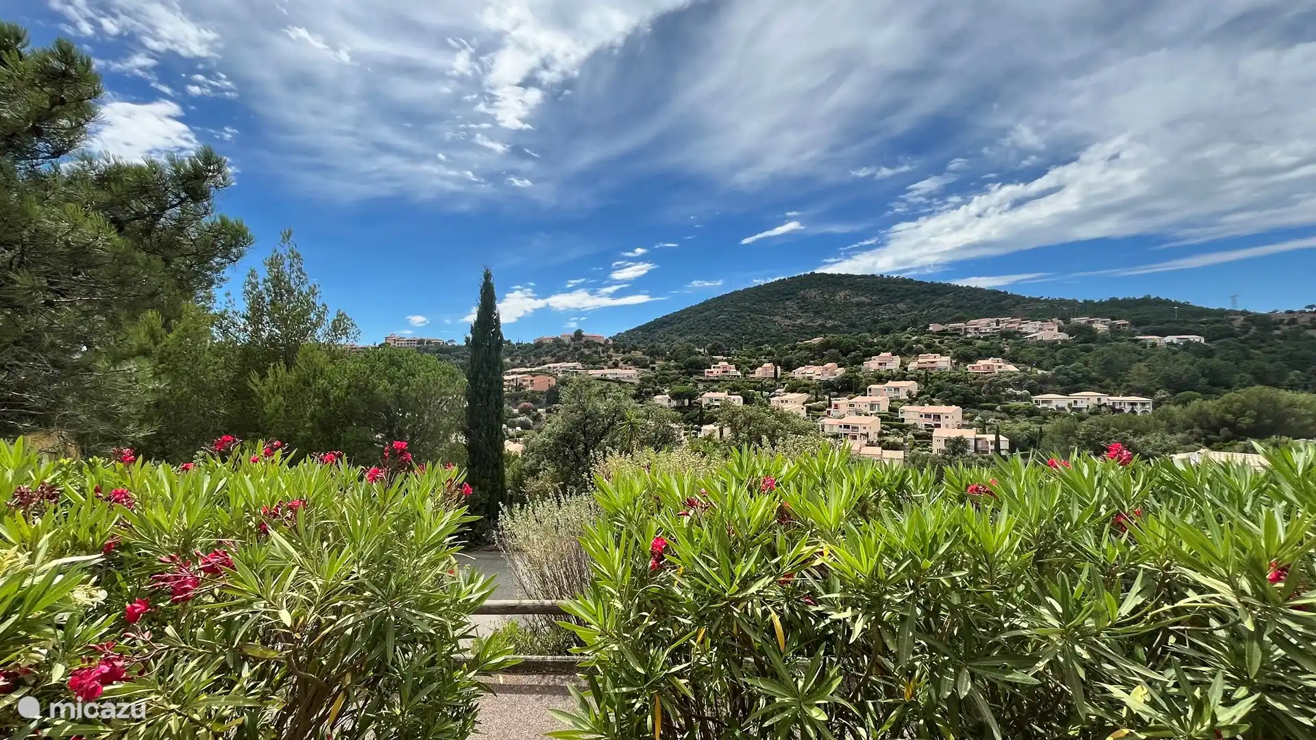 Blick von der Terrasse auf den Col du Bougnon