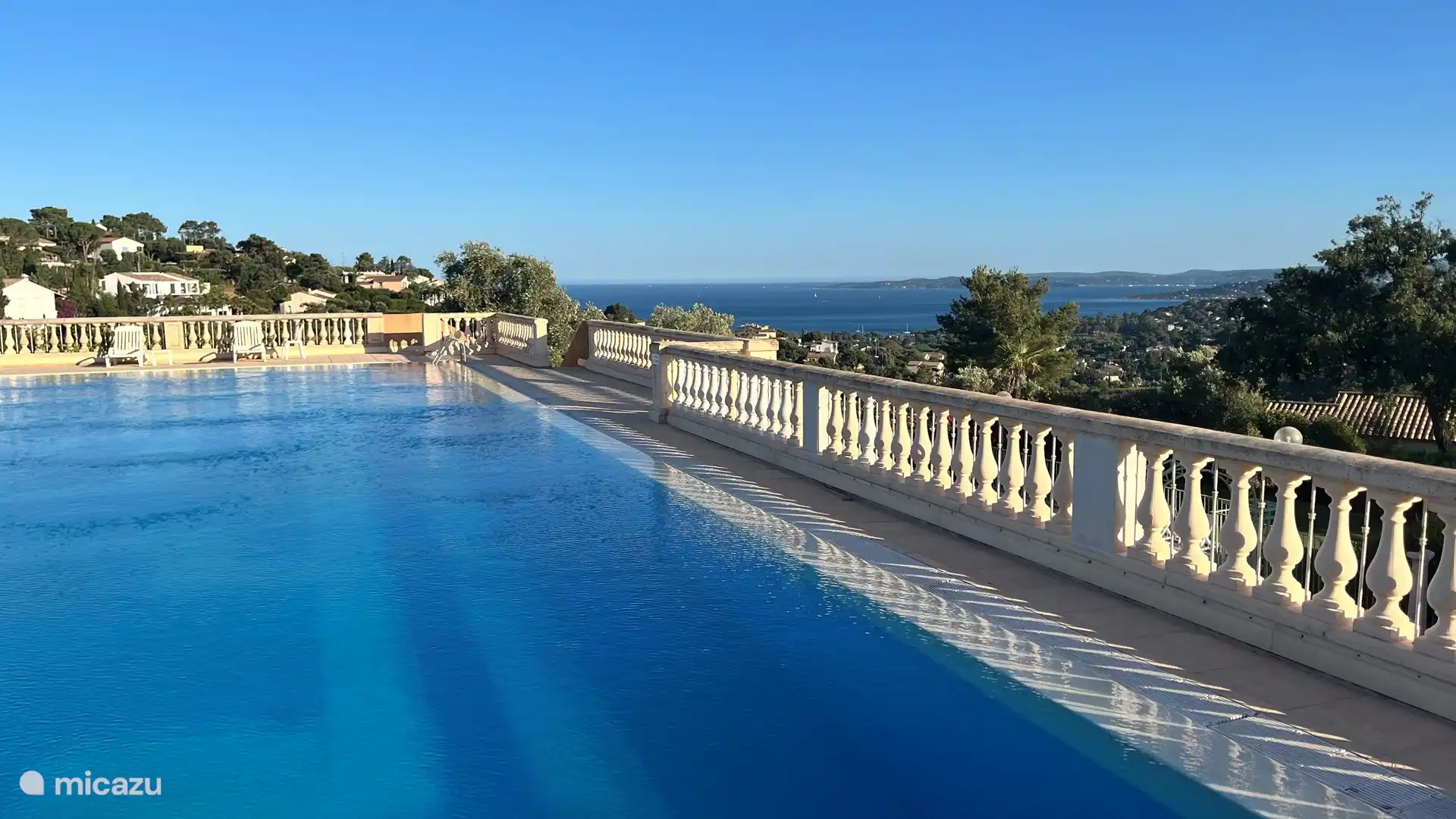 Blick vom Pool auf die Bucht von St. Tropez