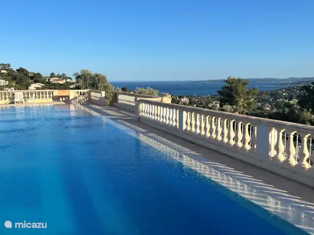 studio en Francia, Costa Azul, Les Issambres – Corniche de estudio La piscina comunitaria con una hermosa vista de la bahía de St. Tropez