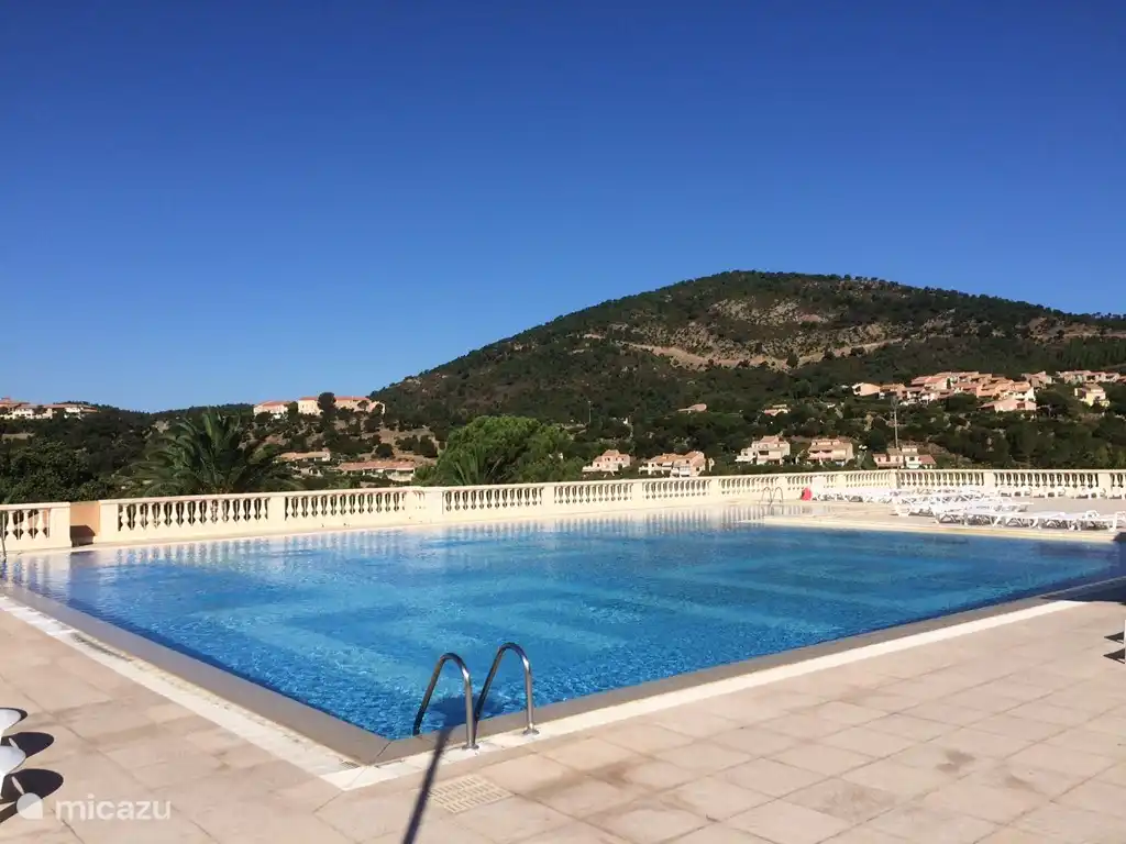 Blick vom Pool ins Landesinnere