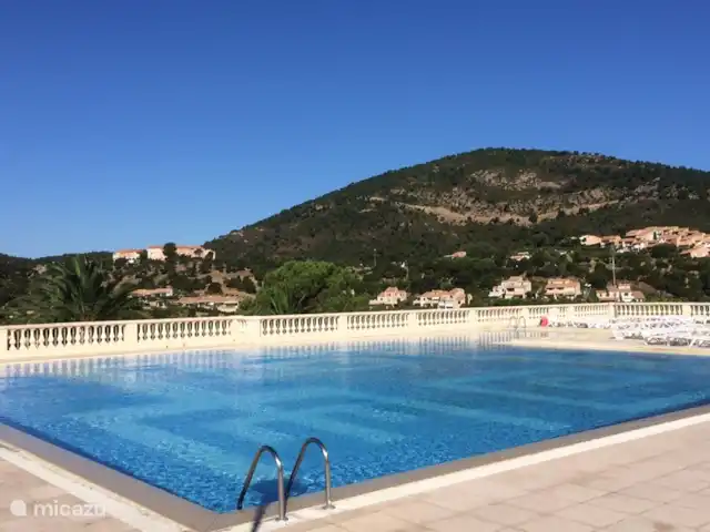studio en Francia, Costa Azul, Les Issambres – Corniche de estudio Vista desde la piscina hacia el interior