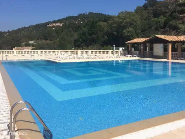 studio en Francia, Costa Azul, Les Issambres – Corniche de estudio ¡Casi toda la piscina a la vista!