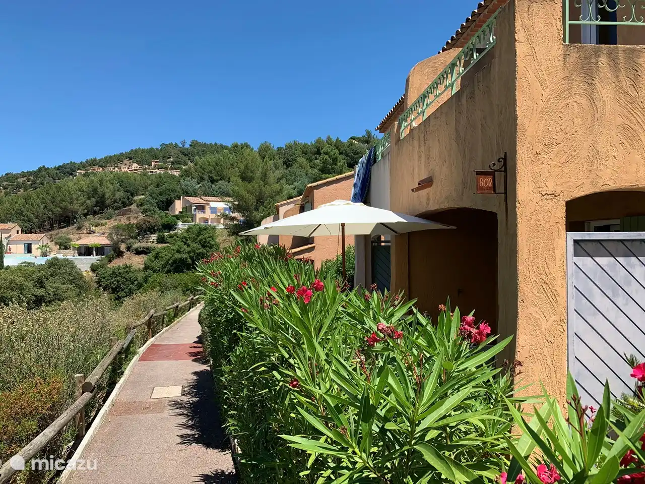 Das Studio befindet sich auf dem Fußweg entlang der Apartments