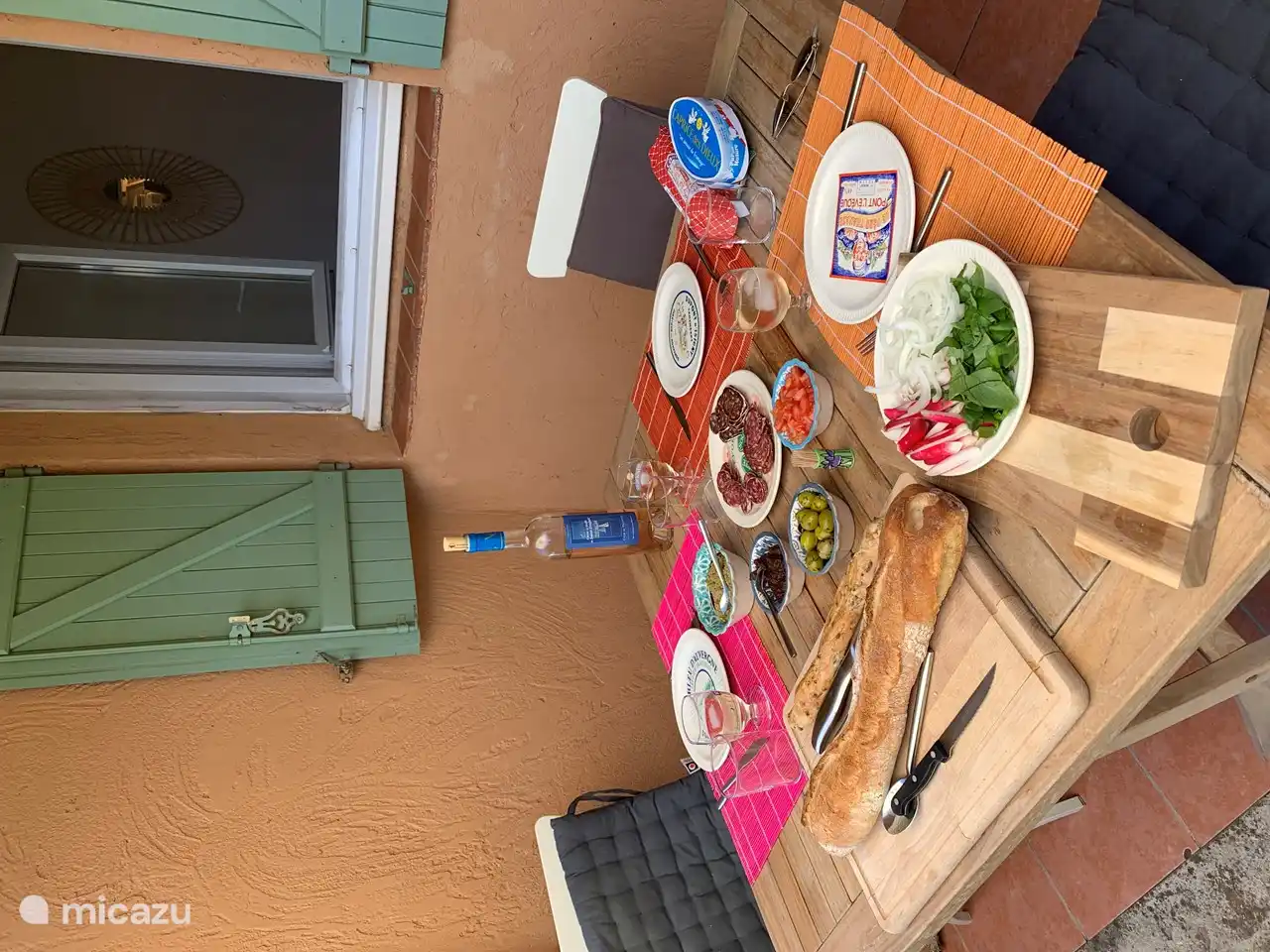 Und natürlich ein Glas Wein und einen Käse zum Mittagessen