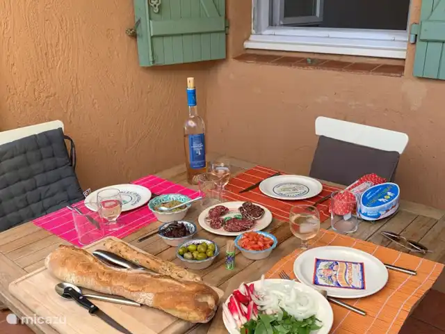 studio en Francia, Costa Azul, Les Issambres – Corniche de estudio Y por supuesto una copa de vino y un queso con el almuerzo.