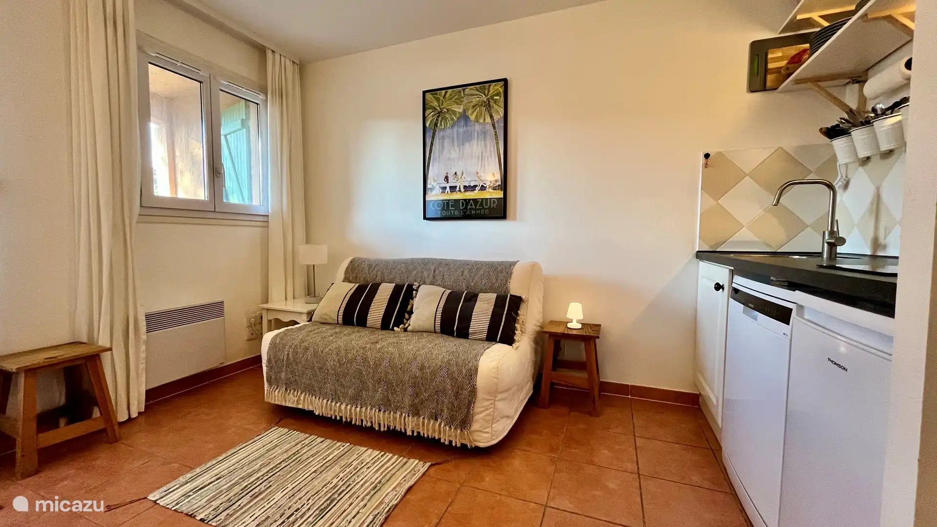 Wohnzimmer mit Schlafsofa und Küche