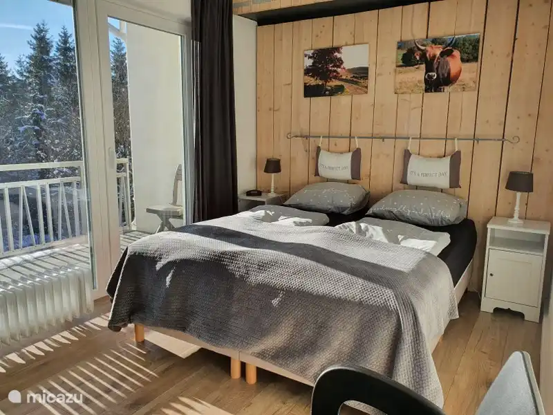 Bedroom with 2 single beds