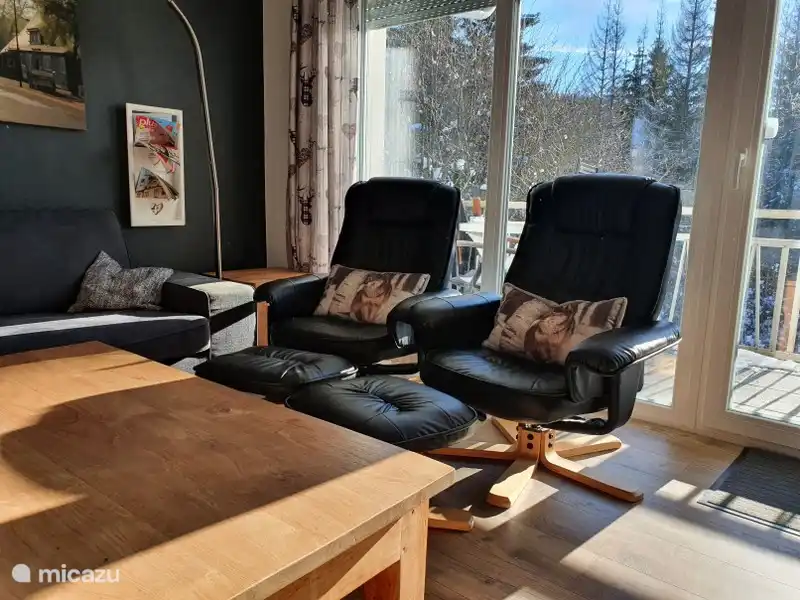 Sitting area with 2- and 3-seater sofa and 2 easy chairs.