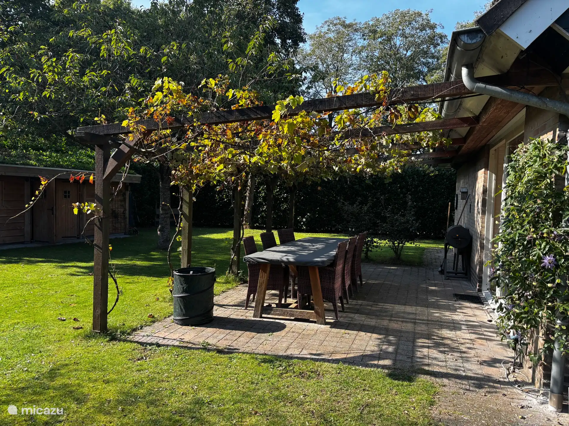 Groot terras met tafel voor 8 personen