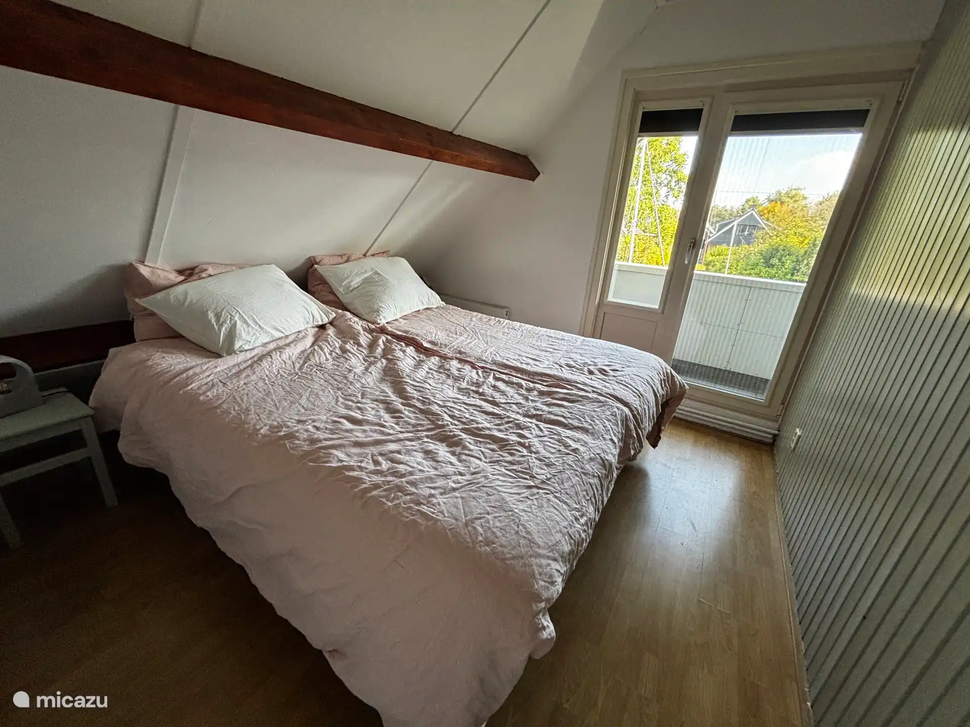 Slaapkamer 1 met wastafel