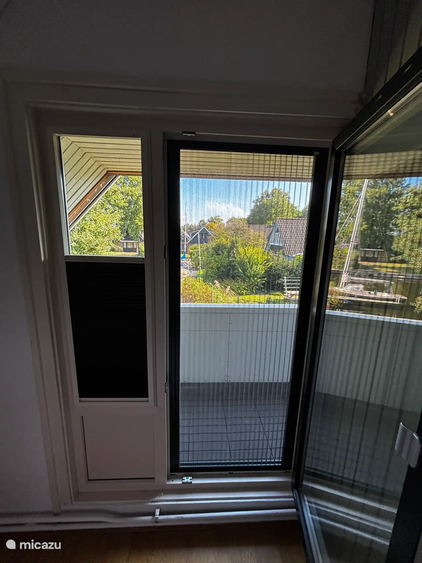 Alle slaapkamers hebben horren en verduistering