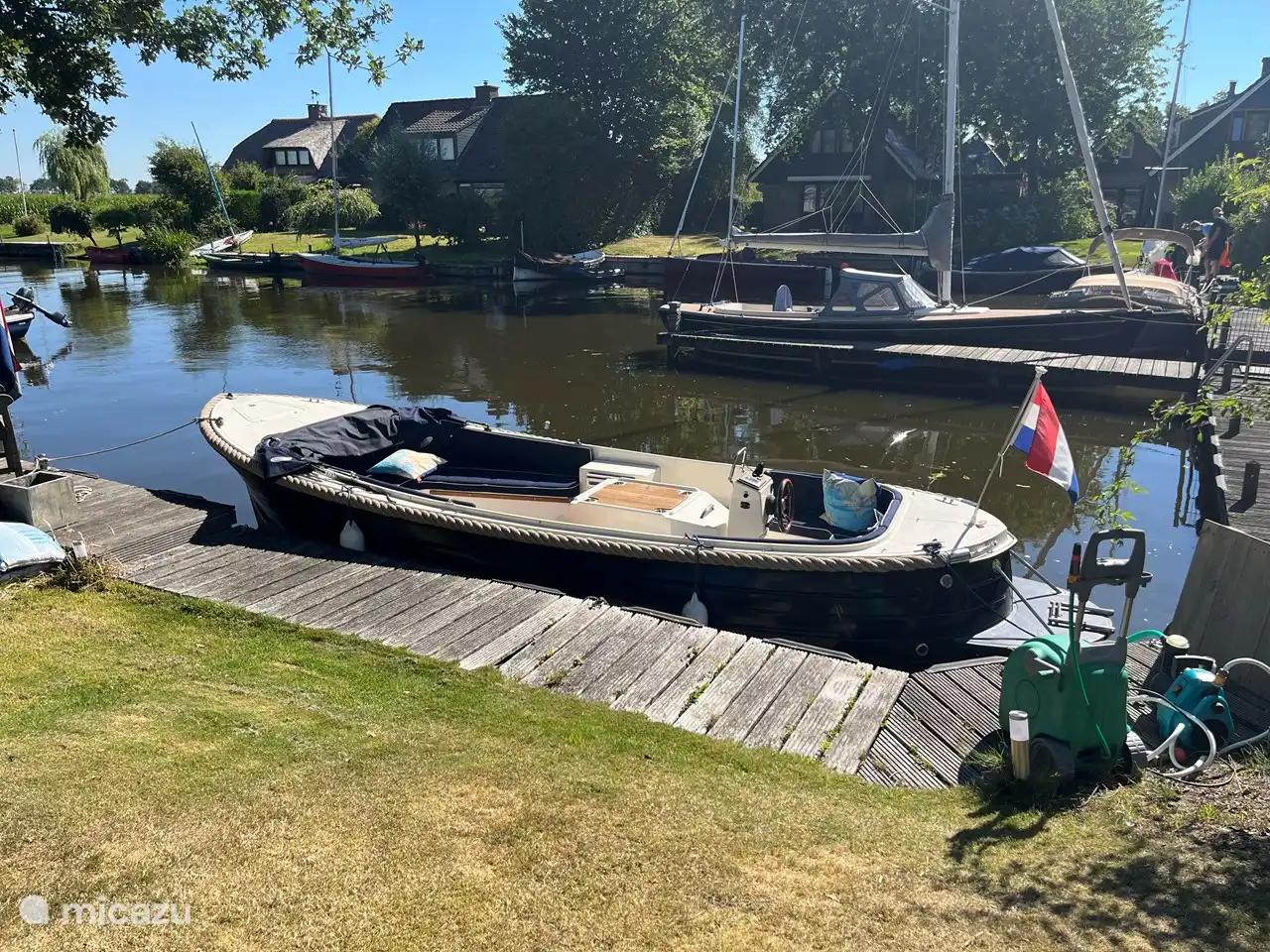 Boot is apart te huur