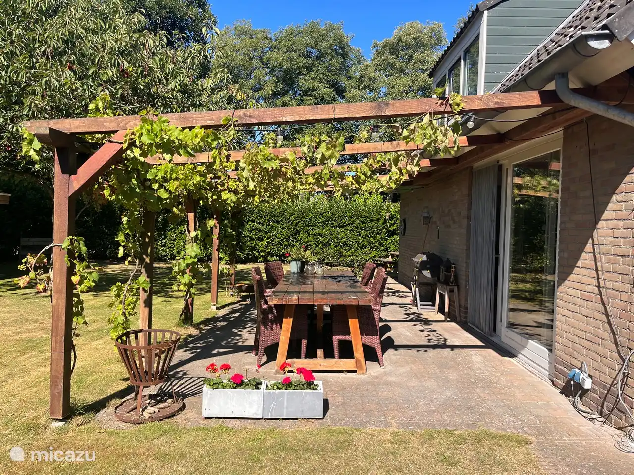 Genieten onder de pergola.