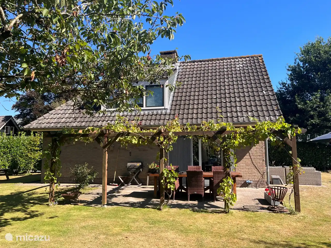 Zijaanzicht met terras