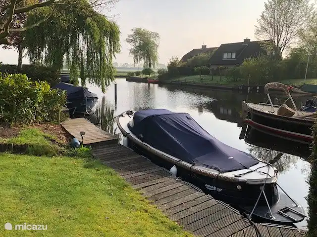 Sloep tegen extra betaling bij te huren.