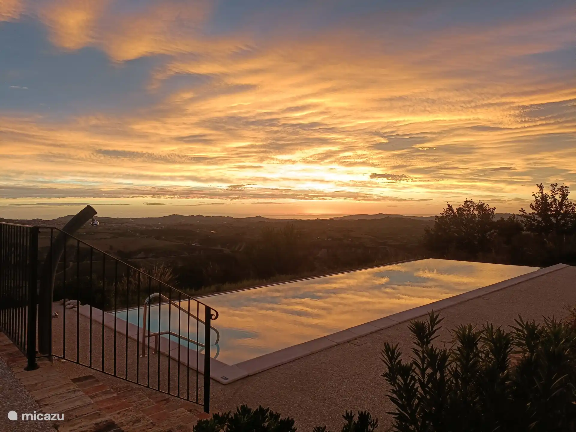 Piscina con borde infinito al amanecer