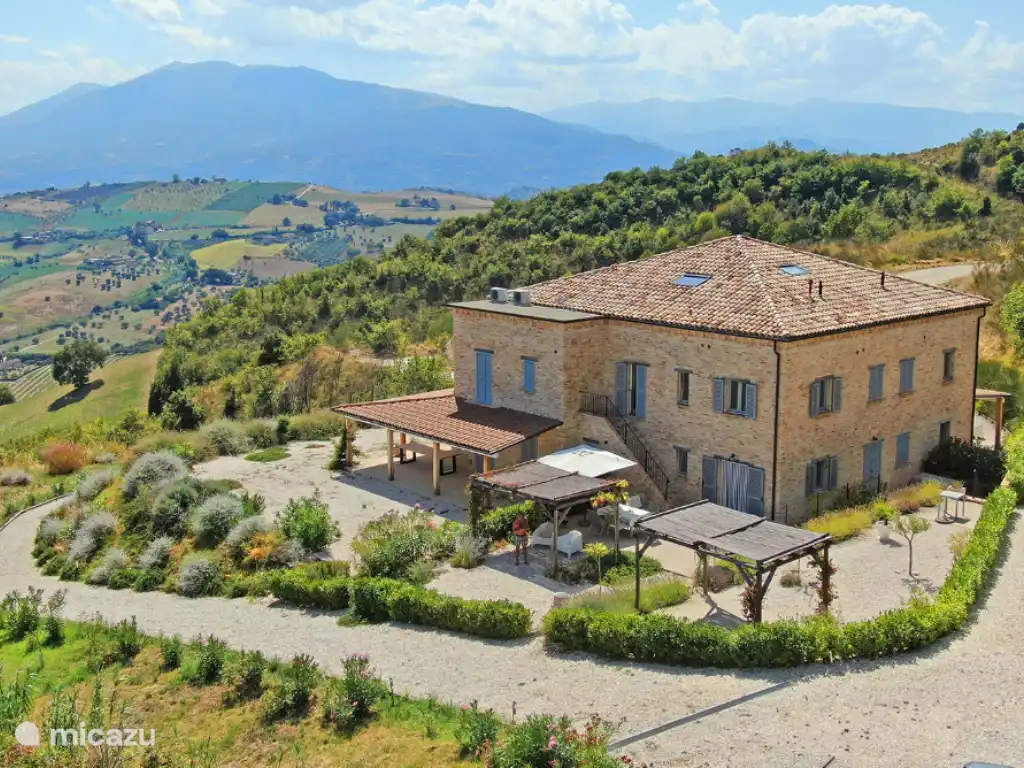 Het prachtige terrein met uitzicht