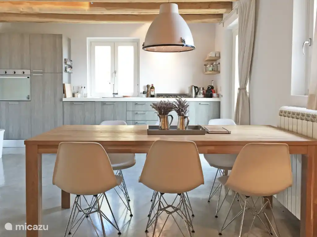 Gezellige woonkeuken met eettafel