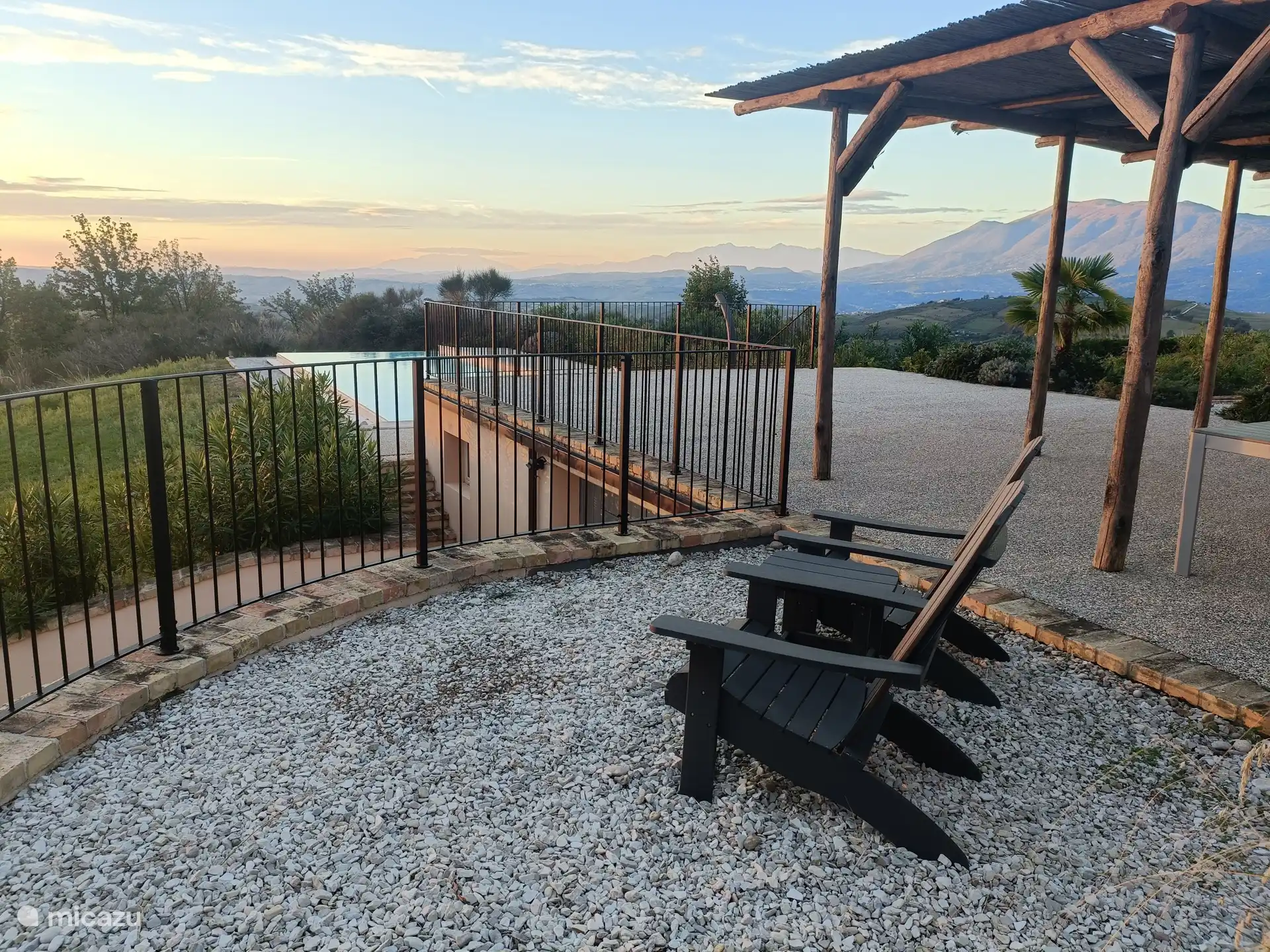 Disfruta de las vistas hacia el mar Adriático en la terraza junto a la piscina 