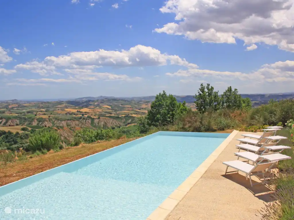 Infinity pool met uitzicht over het Italiaanse landschap