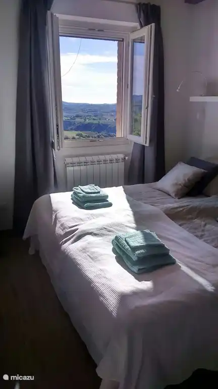 Vue d'une des chambres au 1er étage