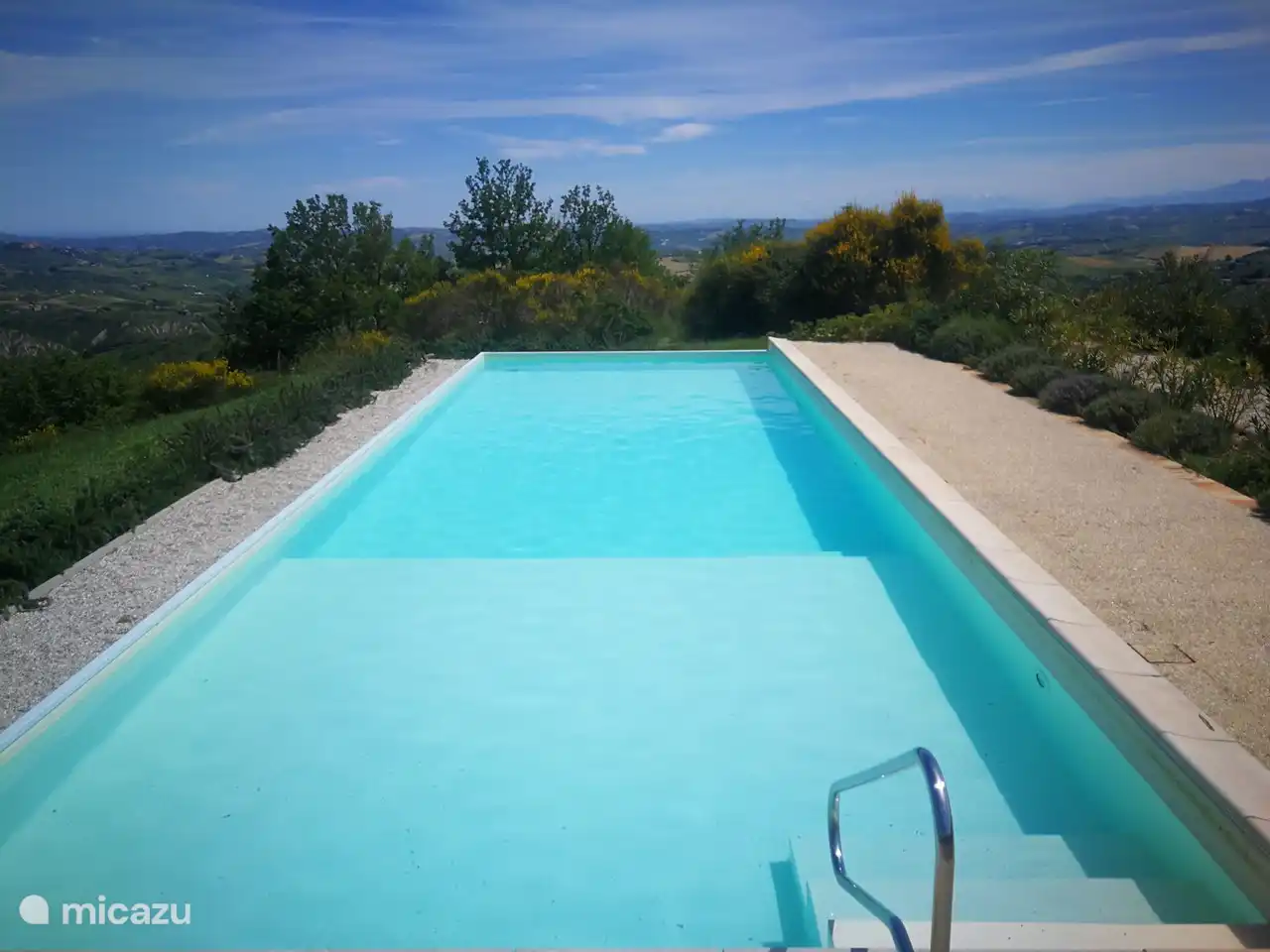 Piscine de 15 x 5 mètres à débordement