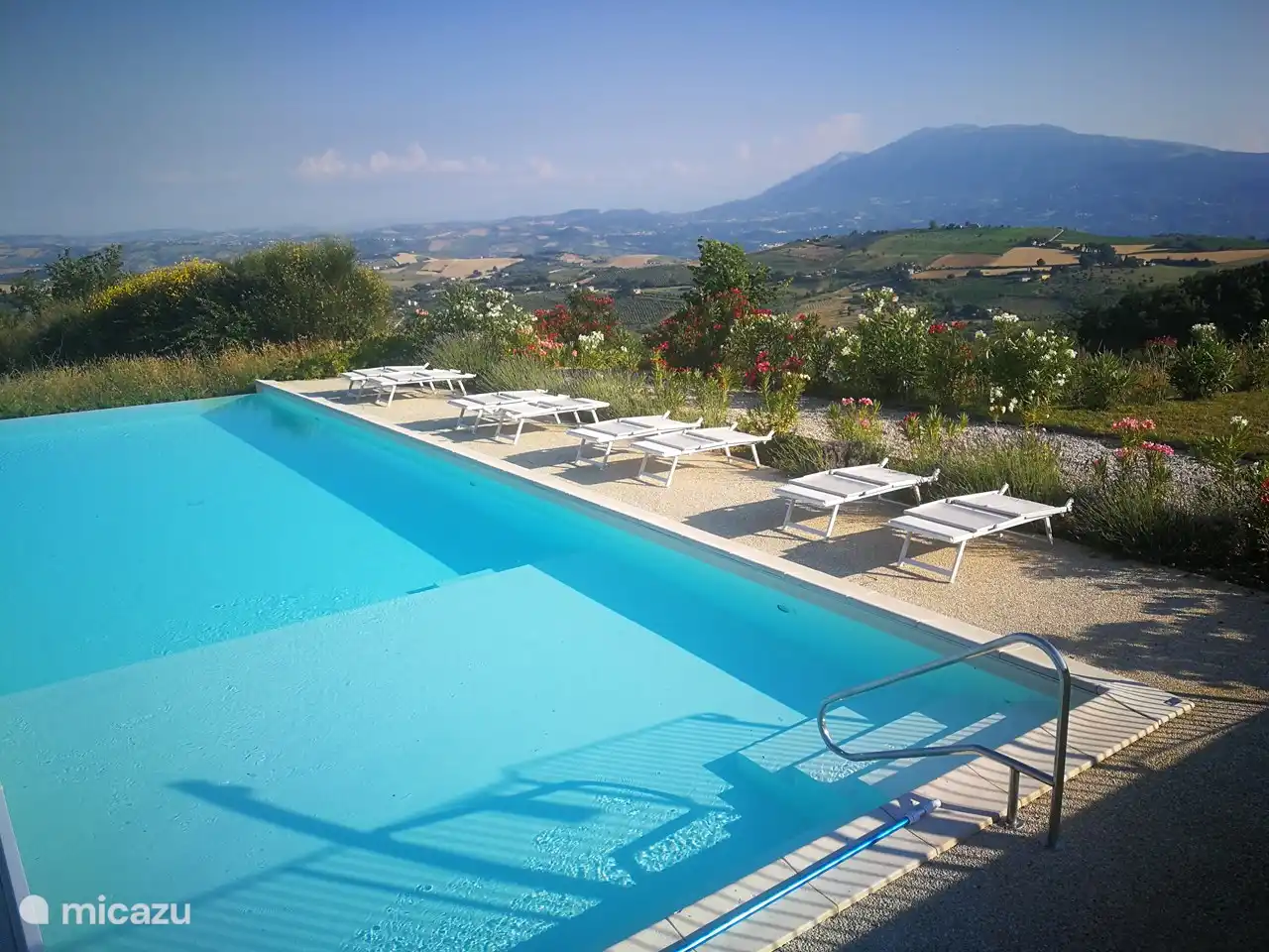 Vue de la piscine vers les montagnes