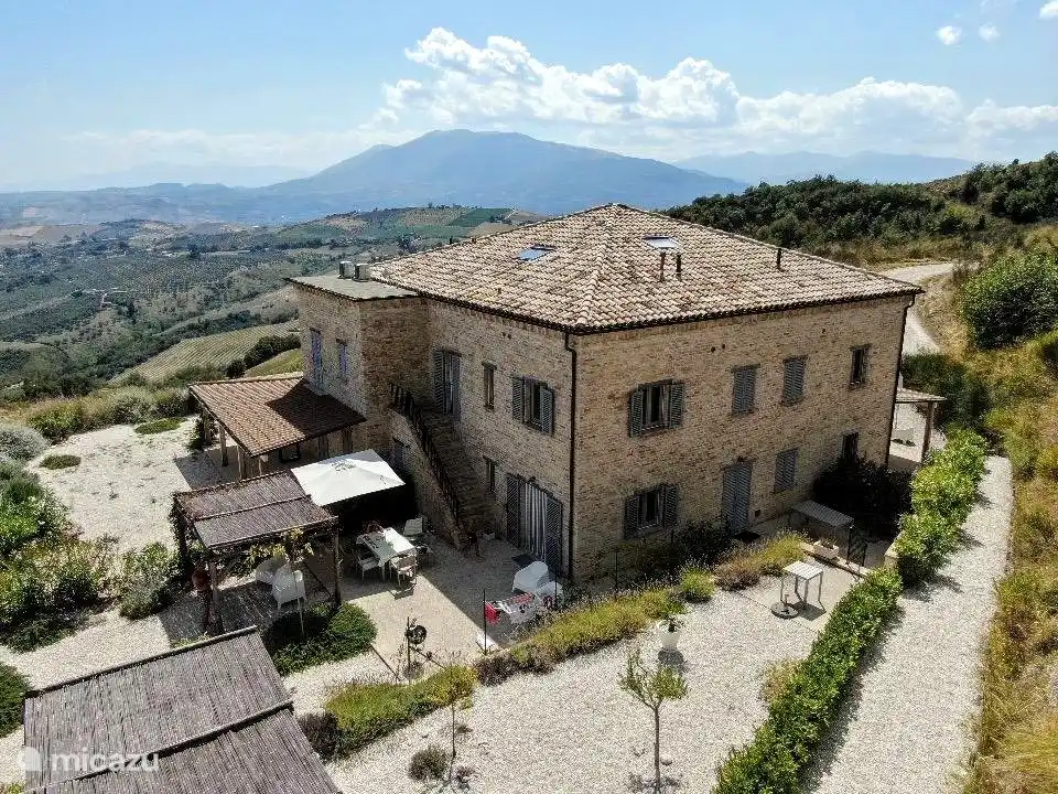 Drone enregistrant Villa Monte Calvo avec Casa Vista Mare au coin