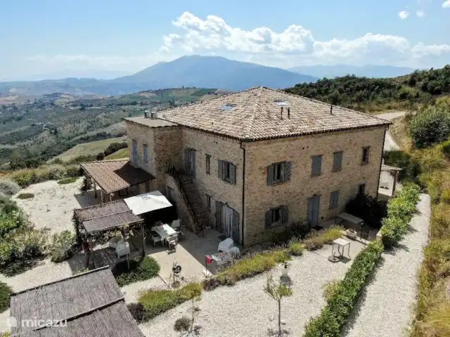 Villa Monte Calvo, Casa Vista Mare en Italia, Marche, Appignano - apartamento Drone grabando Villa Monte Calvo con Casa Vista Mare en la esquina
