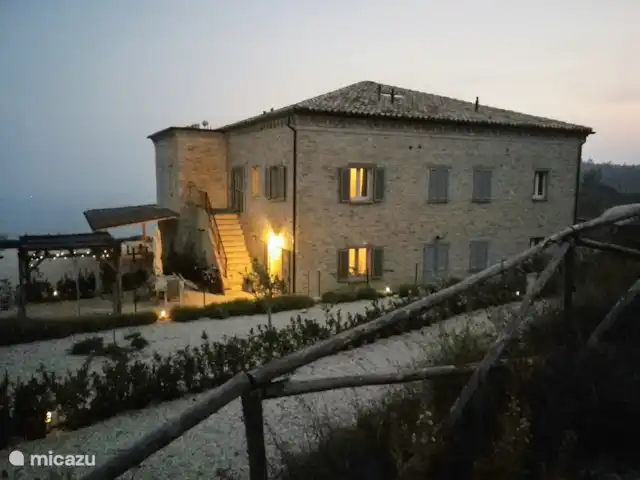 Villa Monte Calvo, Casa Vista Mare en Italia, Marche, Appignano - apartamento Vista Mare al anochecer