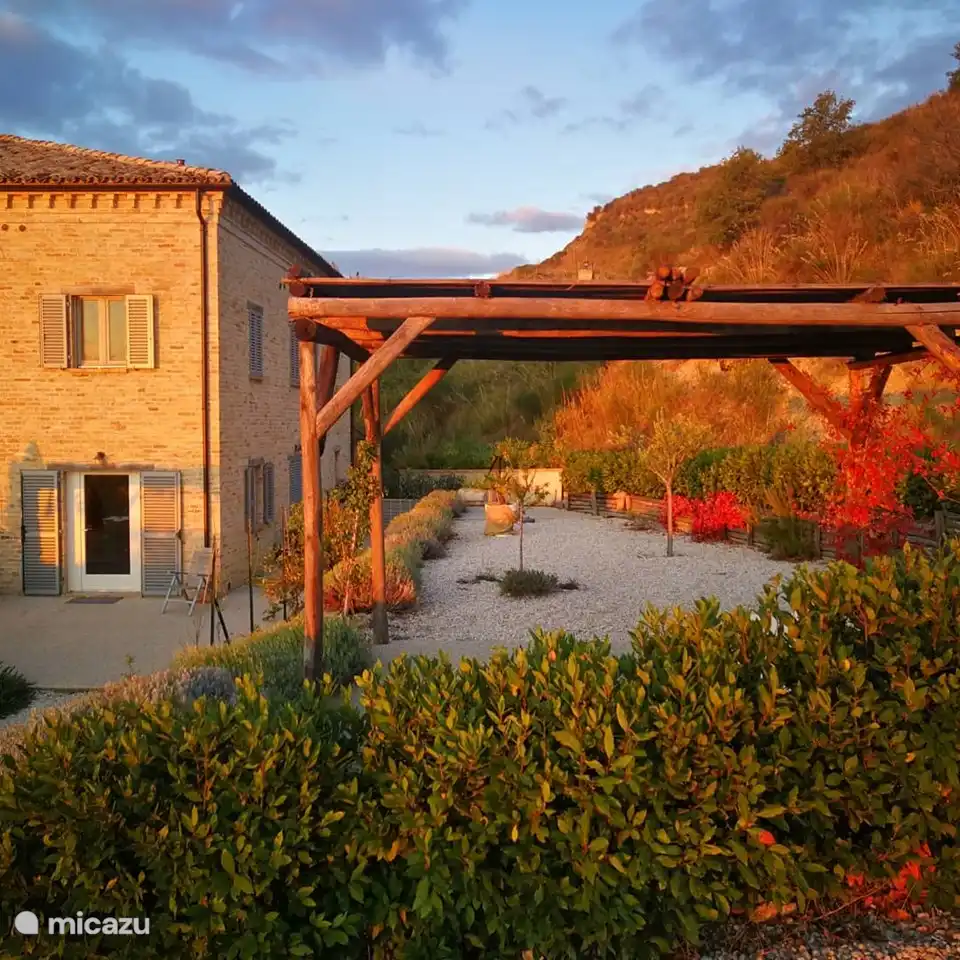 Le lever du soleil illumine la maison