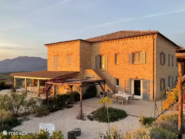 Villa Monte Calvo, Casa Vista Mare en Italia, Marche, Appignano - apartamento El amanecer ilumina el edificio.