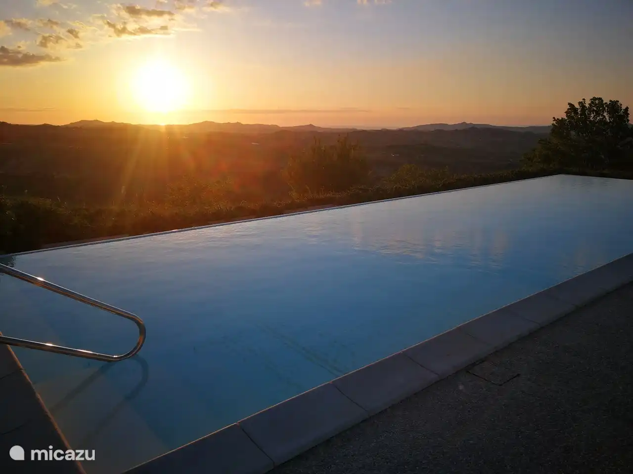 Piscine à débordement au petit matin