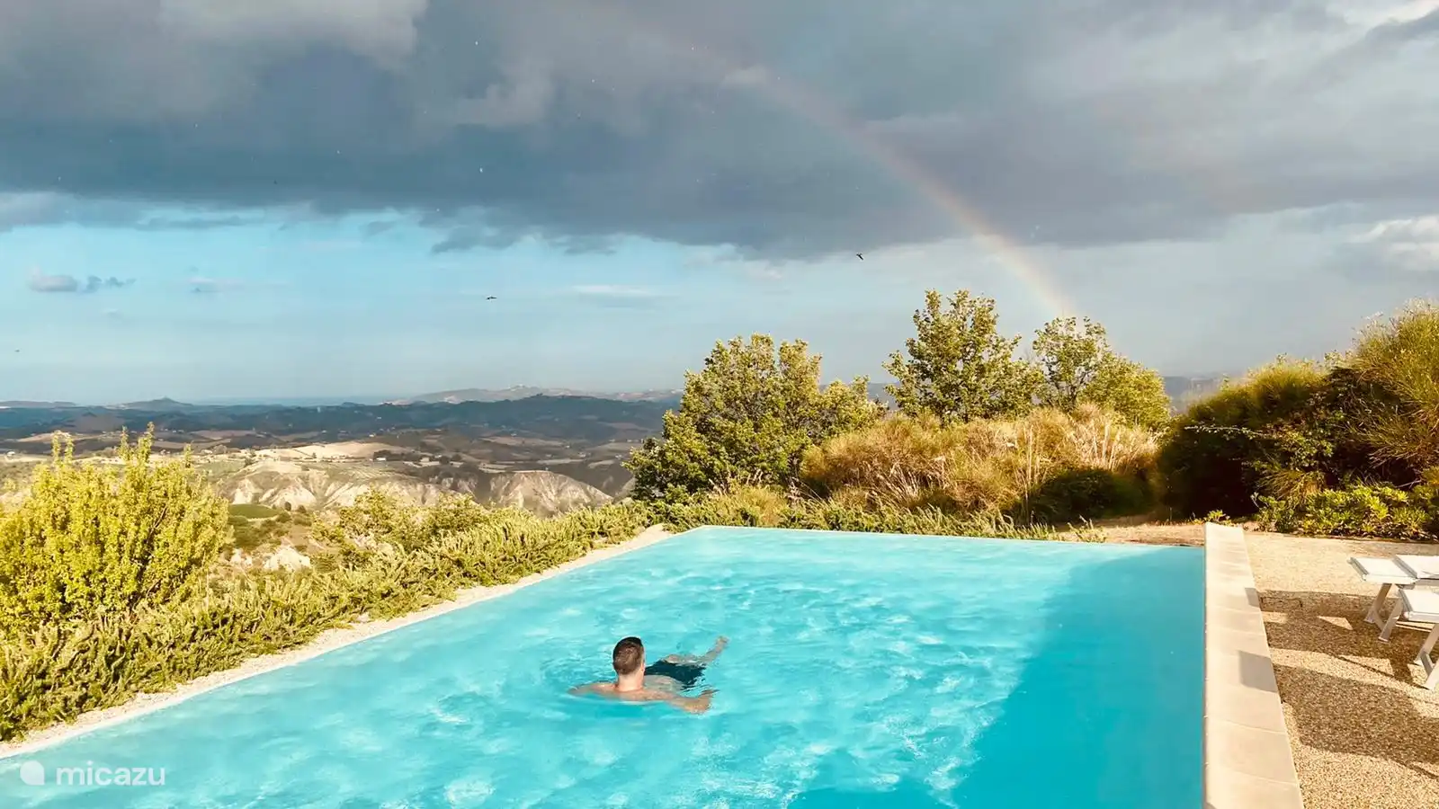 Piscine à débordement