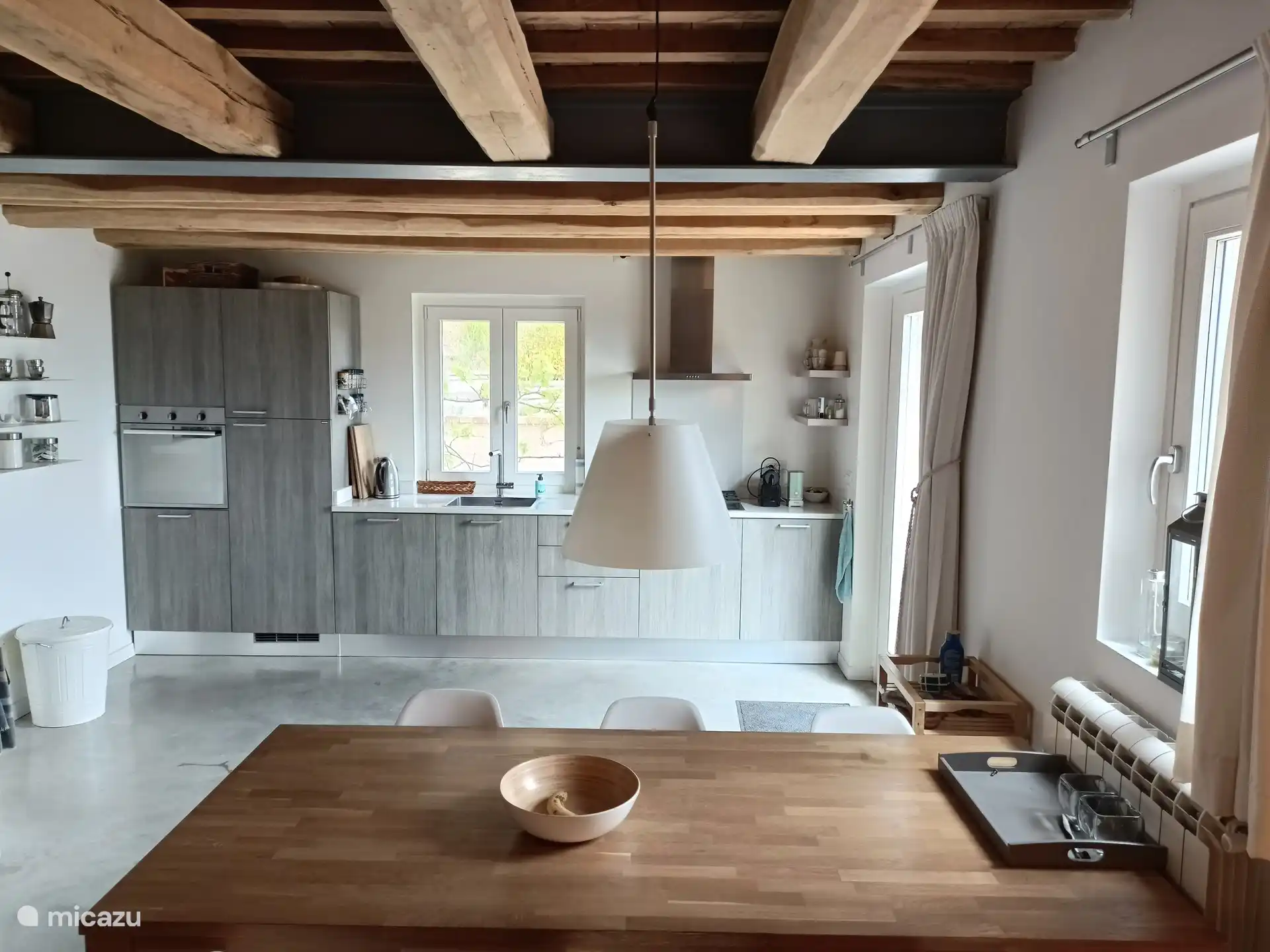 Salon avec cuisine ouverte