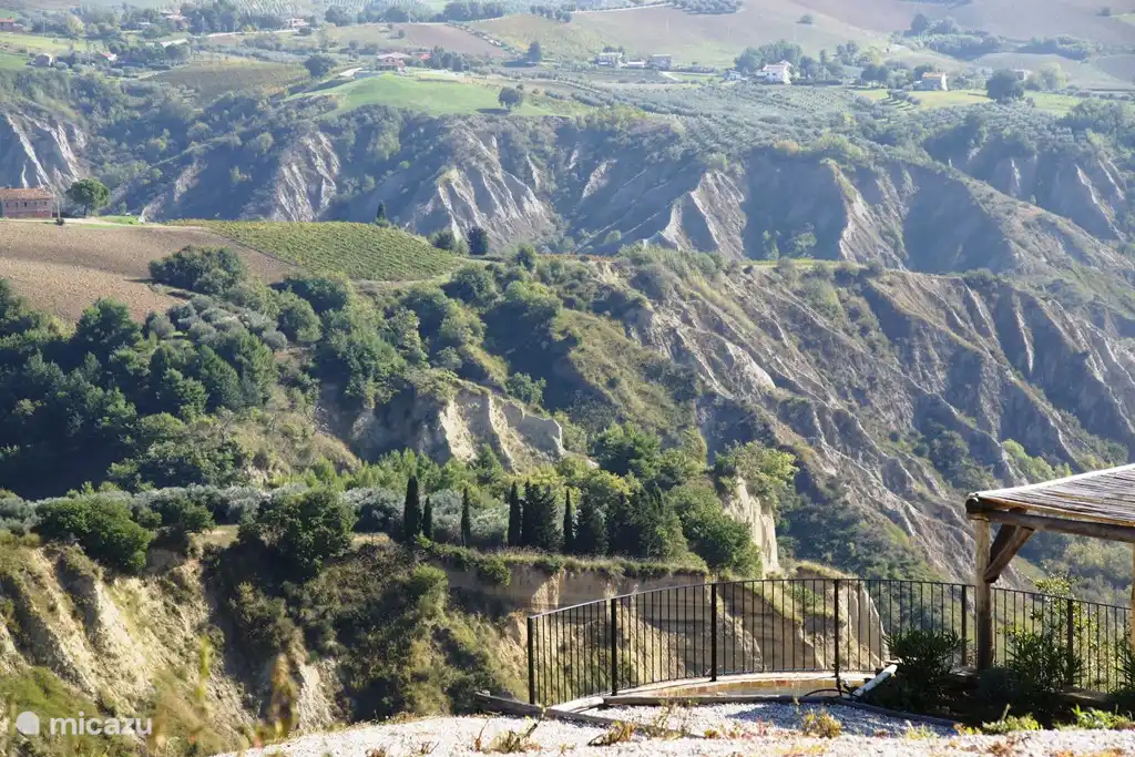 Vue depuis la terrasse sur le Calanghi, caractéristique de cette région