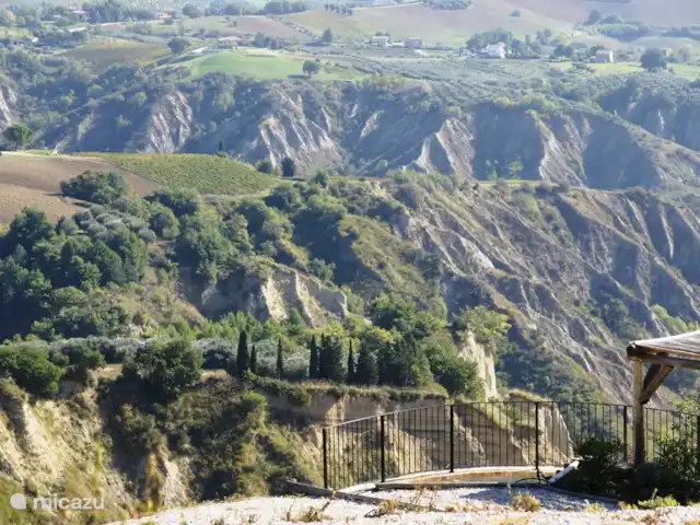 Villa Monte Calvo, Casa Vista Mare en Italia, Marche, Appignano - apartamento Vista desde la terraza sobre el Calanghi, que es característico de esta región.