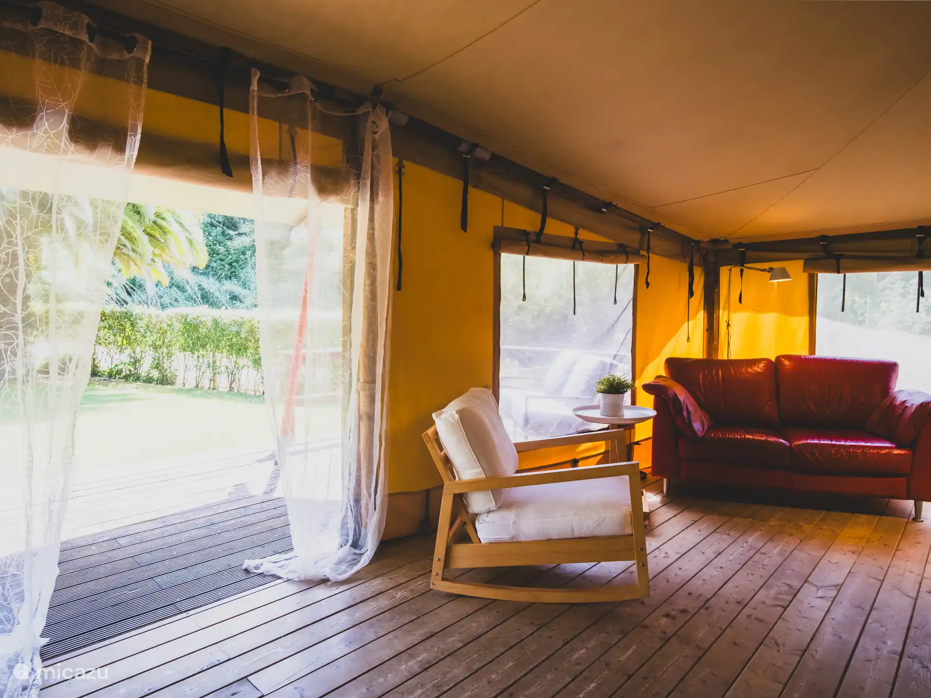 Wohnzimmer mit großer Tür zur Terrasse